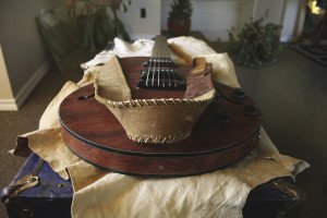 Handmade buckskin guitar strap with dyed cow hide finish. |Julia Prinselaar 