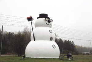 The world’s biggest all-year snowman is claimed by the Northern Wilds community of Beardmore (123 miles/198 km northeast of Thunder Bay) in Greenstone. He carries a fishing rod in the summer and a curling broom in the fall/winter.  | ELLE ANDRA-WARNER