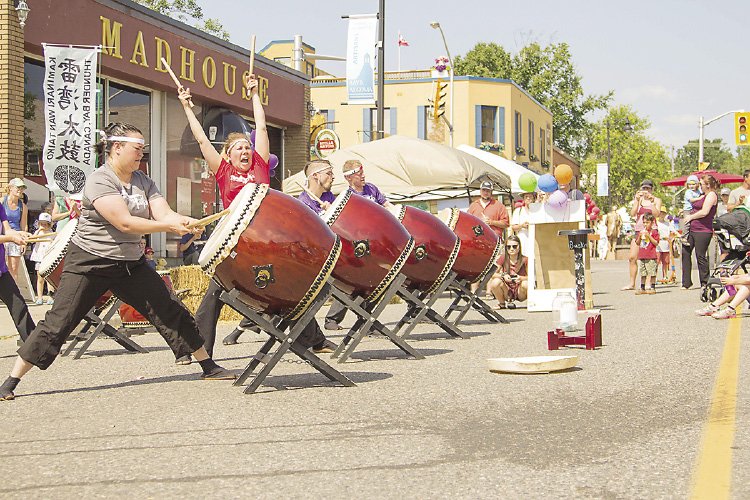 The Buskers Festival in Thunder Bay features all kinds of live music and entertainment.